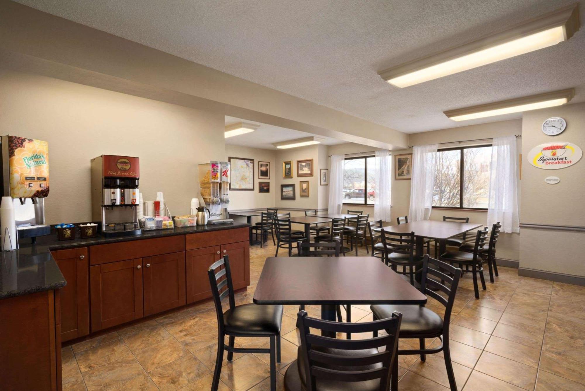 Super 8 By Wyndham Ithaca Hotel Exterior foto